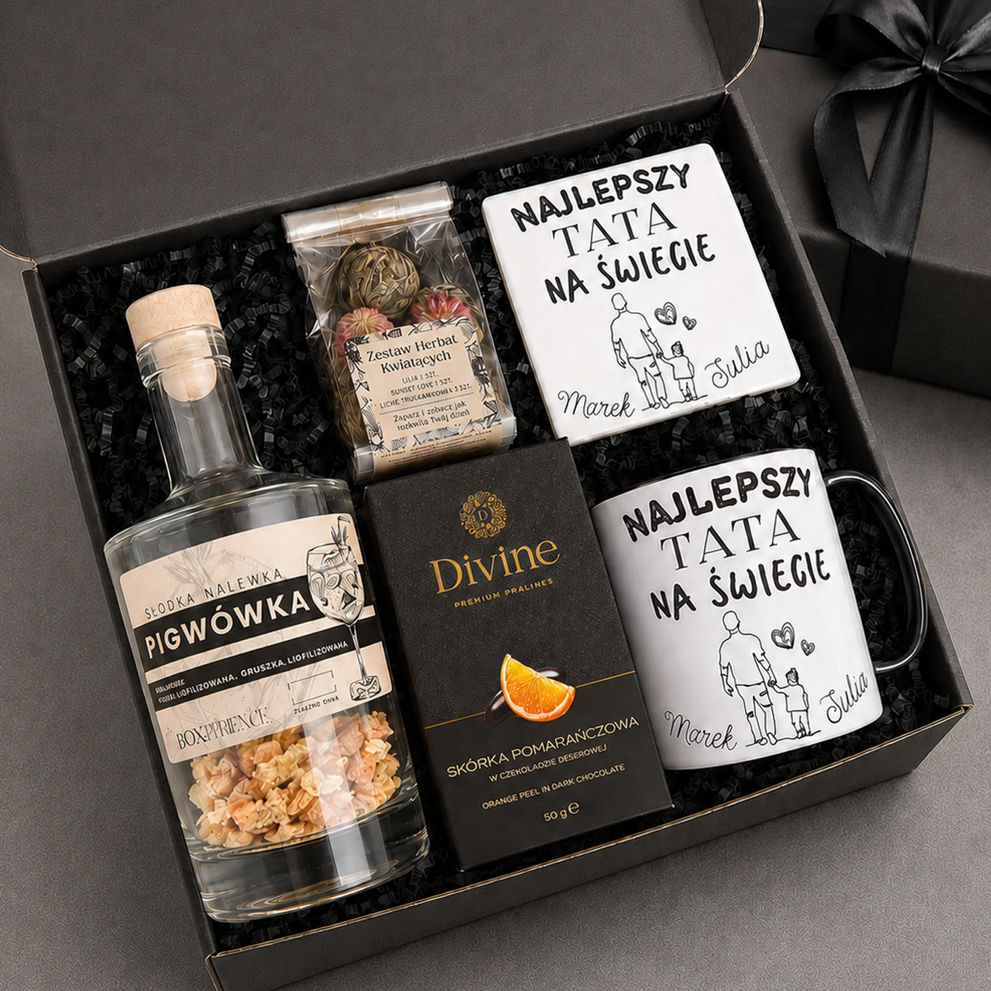 Czarny box prezentowy z kubkiem, podkładką, zestawem do nalewki Pigwówki, herbatami kwitnącymi i skórką pomarańczową w czekoladzie