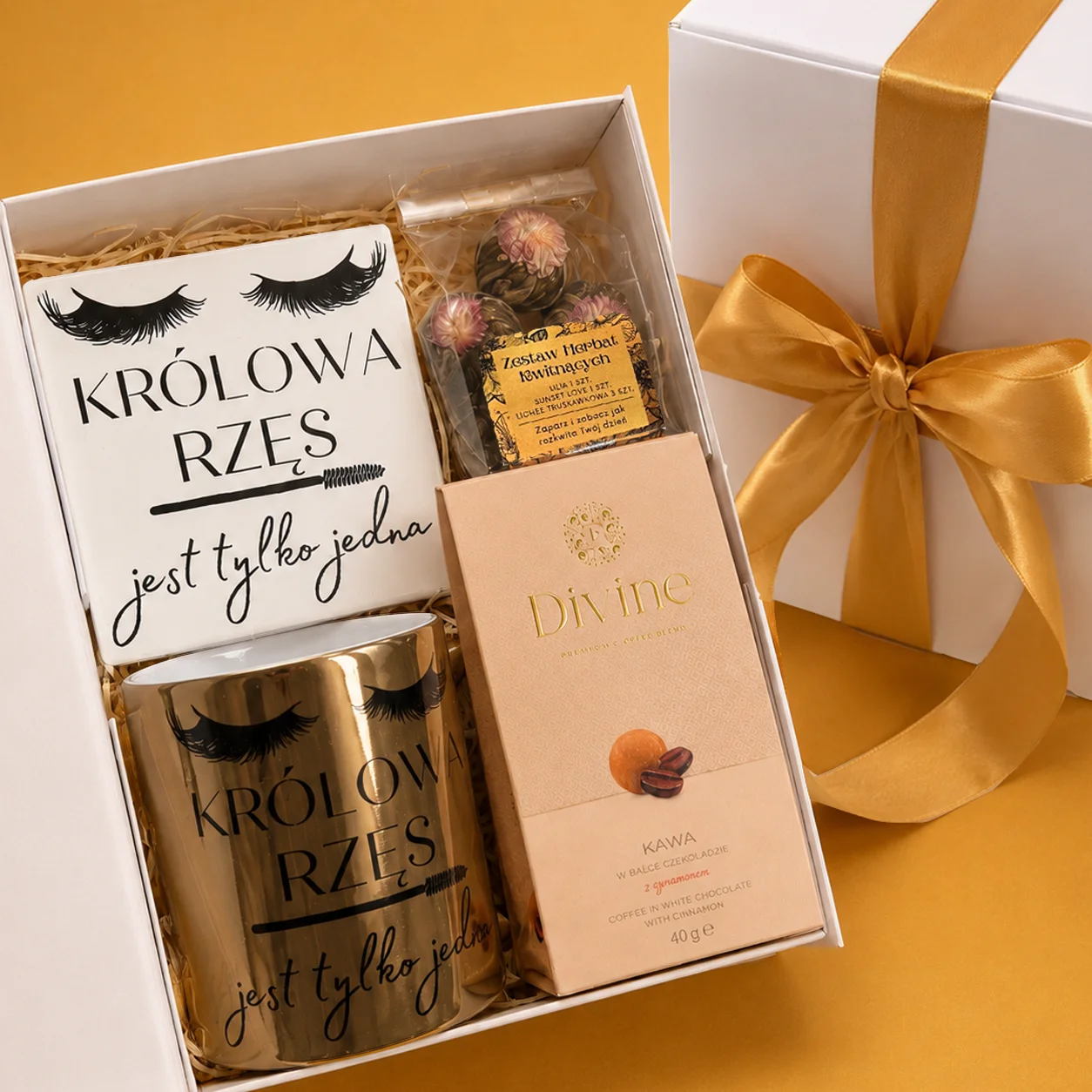 Biało-złoty box prezentowy z personalizowanym kubkiem, herbatami kwitnącymi i kawą w białej czekoladzie