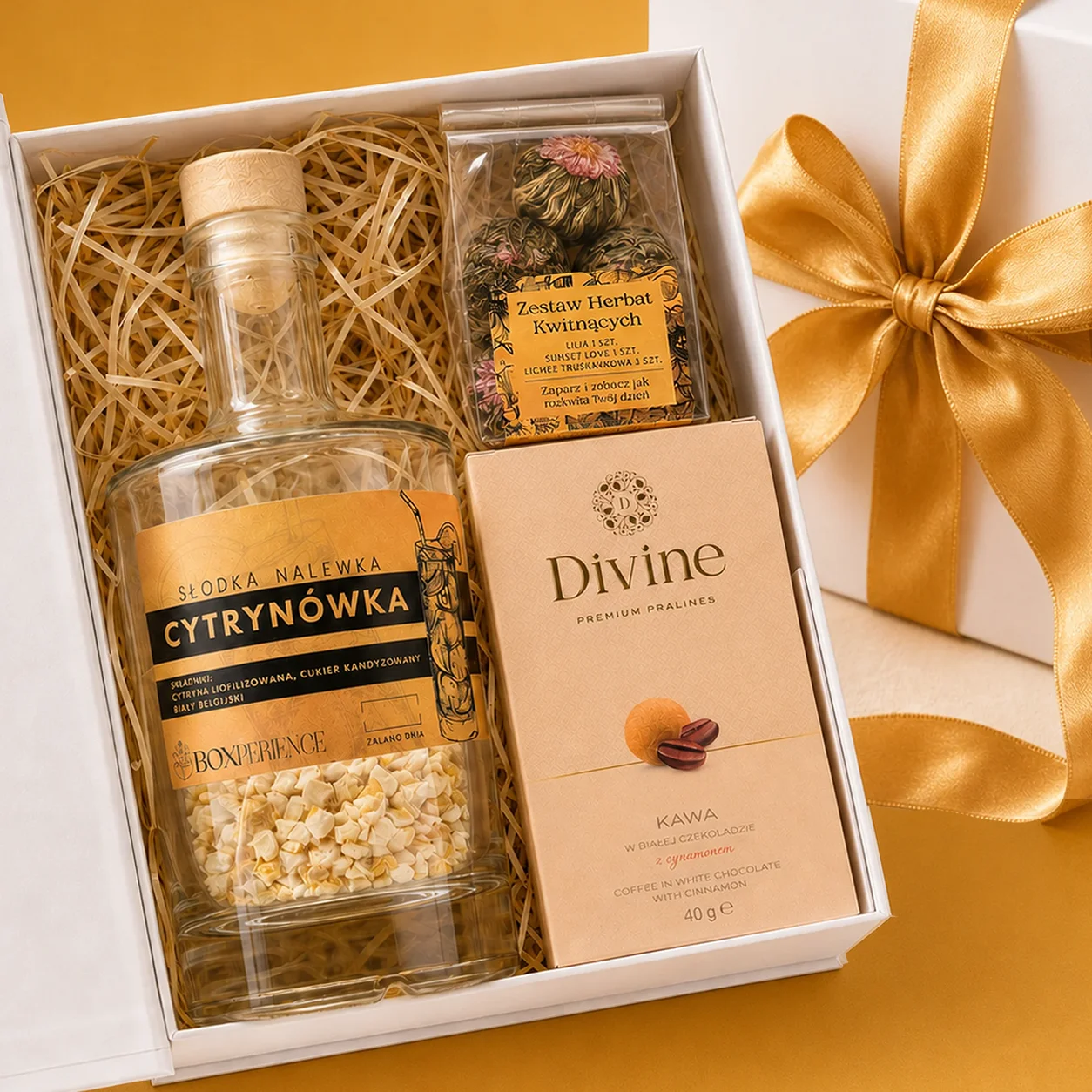 Biało-złoty box prezentowy z zestawem do nalewki Cytrynówki 500 ml, herbatami kwitnącymi i kawą w białej czekoladzie